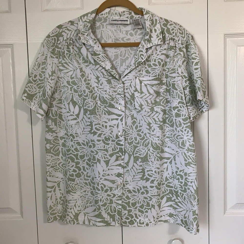 Cathy Daniels Top Womens L Green White Floral Short Sleeve Button Front Shirt